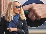 *** Fee of £150 applies for subscription clients to use images before 22.00 on 250116 ***
EXCLUSIVE ALLROUNDERJerry Hall arrives at a photography studio in London
Featuring: Jerry Hall
Where: London, United Kingdom
When: 25 Jan 2016
Credit: WENN.com