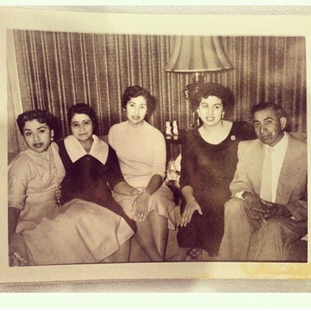 Thank you all for submitting great photos and stories🙏 from a follower- "This is a photo of my grandparents, my nana and my great tias. My nana (center) was in an all girl gang in the early 40s called "The Chokers". When her cholo died in a gang related act, she got his initials tattooed on her arm" #Califas #TBT #1940s #Ganglife 🎭🔥